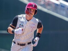 Cinderela Troy se recupera para vitória por 12-8 e tira Ole Miss do MCWS
