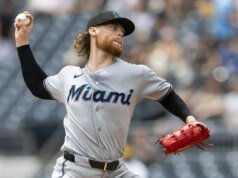 Max Meyer dos Marlins se esforça para continuar o jogo tórrido no confronto contra os Giants