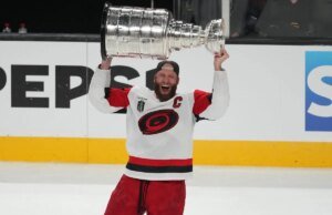 Jordan Staal, do Hurricanes, vence o Troféu Conn Smythe de 2026