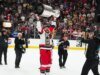 Nicolas Deslauriers, do Hurricanes, assina contrato durante desfile