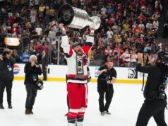 Nicolas Deslauriers, do Hurricanes, assina contrato durante desfile
