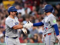 Davis Schneider espera ter encontrado respostas enquanto os Blue Jays visitam o Pink Sox