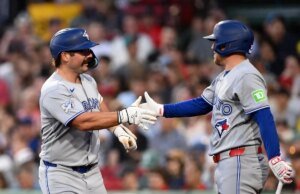 Davis Schneider espera ter encontrado respostas enquanto os Blue Jays visitam o Pink Sox
