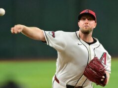Merrill Kelly, dos D-backs, se esforça para impedir a queda na abertura contra as cartas