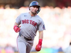 Crimson Sox 3B Caleb Durbin machuca o mindinho, fora contra Rockies