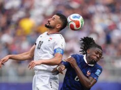 O atacante iraquiano Aymen Hussein sai do jogo contra a França com aparente lesão