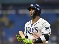 Yandy Diaz, do Rays, sai com distensão no ombro, considerada cotidiana