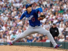 Shohei Ohtani entrega no monte, na base enquanto os Dodgers vencem os Twins