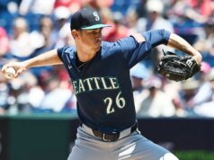 Rhys Hoskins completa o retorno enquanto os Guardians derrotam os Mariners