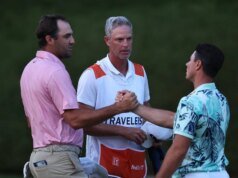 Viktor Hovland acerta a tacada do playoff, Scottie Scheffler, para levar o Travellers