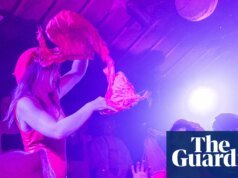 ‘Uma sereia escovava o cabelo enquanto as pessoas colocavam objetos sob seus seios’: descubra os pequenos festivais secretos que rivalizam com Glasto em termos de vibração