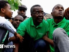 Ex-presidente do Supremo Tribunal do Quénia é preso em protesto contra construção em parque nacional