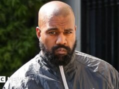 Modelo que alega que Kanye West a sufocou diz à BBC que se sentiu “sufocada e assustada”