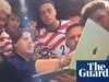 Reunidos em torno de um laptop computer, os USMNT criam o primeiro momento memorável de sua jornada na Copa do Mundo