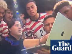 Reunidos em torno de um laptop computer, os USMNT criam o primeiro momento memorável de sua jornada na Copa do Mundo