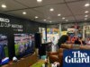‘O trabalho perfeito’: conheça os torcedores pagos para assistir a todos os 104 jogos da Copa do Mundo na Instances Sq.