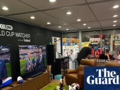 ‘O trabalho perfeito’: conheça os torcedores pagos para assistir a todos os 104 jogos da Copa do Mundo na Instances Sq.