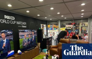 ‘O trabalho perfeito’: conheça os torcedores pagos para assistir a todos os 104 jogos da Copa do Mundo na Instances Sq.