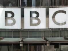 Ex-apresentador da BBC interrogado pela polícia depois que uma mulher afirma que foi abusada sexualmente no set de seu programa em Londres