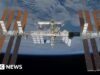 Astronautas retornam à ISS após se abrigarem durante tentativa de reparo de vazamento de ar