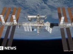 Astronautas retornam à ISS após se abrigarem durante tentativa de reparo de vazamento de ar