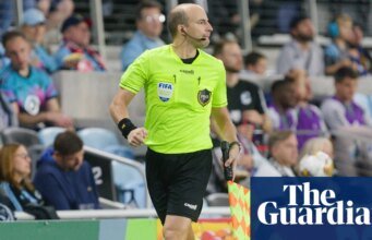 O impedimento semiautomático está chegando para a Copa do Mundo. Veja como um árbitro o usa