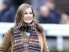 Rosamund Pike mantém a calma após apresentação interrompida por alarme de telefone