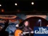 ‘Tão desonesto’: a superestrela nation Shania Twain transforma pub de Londres em saloon