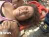 Momento em que mulher é retirada viva dos escombros após terremoto na Venezuela