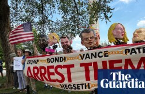 ‘Cheira a corrupção’: manifestantes se reúnem enquanto Trump organiza evento do UFC em seu aniversário