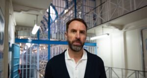 Gareth Southgate explica por que se recusa a dizer o nome de Andrew Tate no documentário da Manosfera