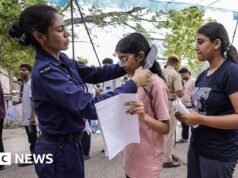 Segurança reforçada enquanto estudantes indianos refazem exame médico após suposto vazamento de papel