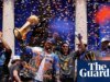 A mania dos Knicks toma conta da cidade de Nova York durante o primeiro desfile do time – em fotos