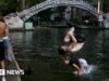Parisienses se refrescam no canal em meio a onda de calor de ‘alerta vermelho’