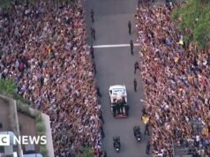 Assista: Milhares enchem as ruas de Barcelona para a visita do Papa Leão