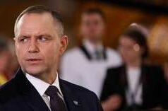 Líder da oposição polonesa devolverá prêmio estatal ucraniano em meio a briga nazista