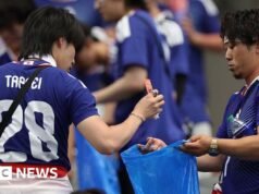 Faça isso em casa também, dizem mulheres aos torcedores japoneses que limparam estádio da Copa do Mundo