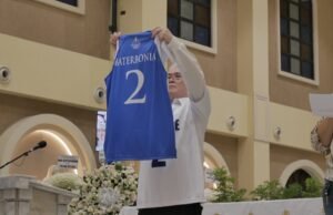 Camisa de Rene Baterbonia aposentada por Ateneo de Davao