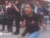 Pessoas fogem enquanto prédio desaba nos arredores de Caracas