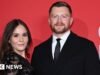 Holly Ramsay e Adam Peaty anunciam que estão esperando o primeiro filho