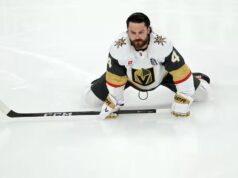 O defensor Rasmus Andersson presta homenagem a Claude Lemieux com uma peça de equipamento muito especial