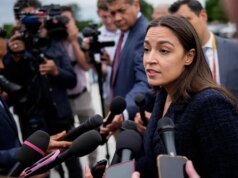 ASSISTA: AOC acusa Trump de ‘traição’ após decisões de imigração da Suprema Corte