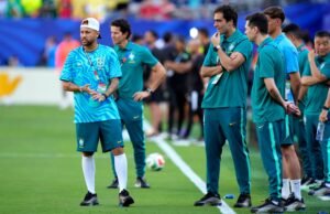 Neymar volta a treinar com a seleção brasileira na Copa do Mundo