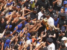Knicks se deleitam com seu desfile de vitórias na NBA enquanto fãs lotam as ruas