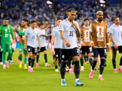 Copa do Mundo: Uruguai luta enquanto Luis Suárez assiste das arquibancadas