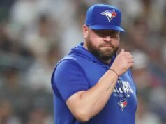 O técnico do Blue Jays, John Schneider, foi expulso por discutir balk name contra os Yankees