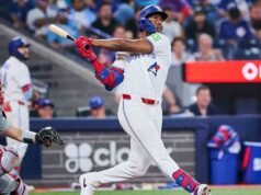 Jesus Sanchez, do Blue Jays, sai do jogo contra o Rangers após rolar o tornozelo na parede