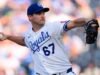 Seth Lugo, do Royals, sai do jogo contra o Rangers após tirar o line drive da cabeça