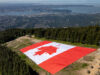 Enorme bandeira canadense hasteada em Vancouver para a Copa do Mundo