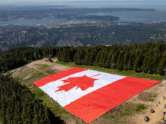 Enorme bandeira canadense hasteada em Vancouver para a Copa do Mundo